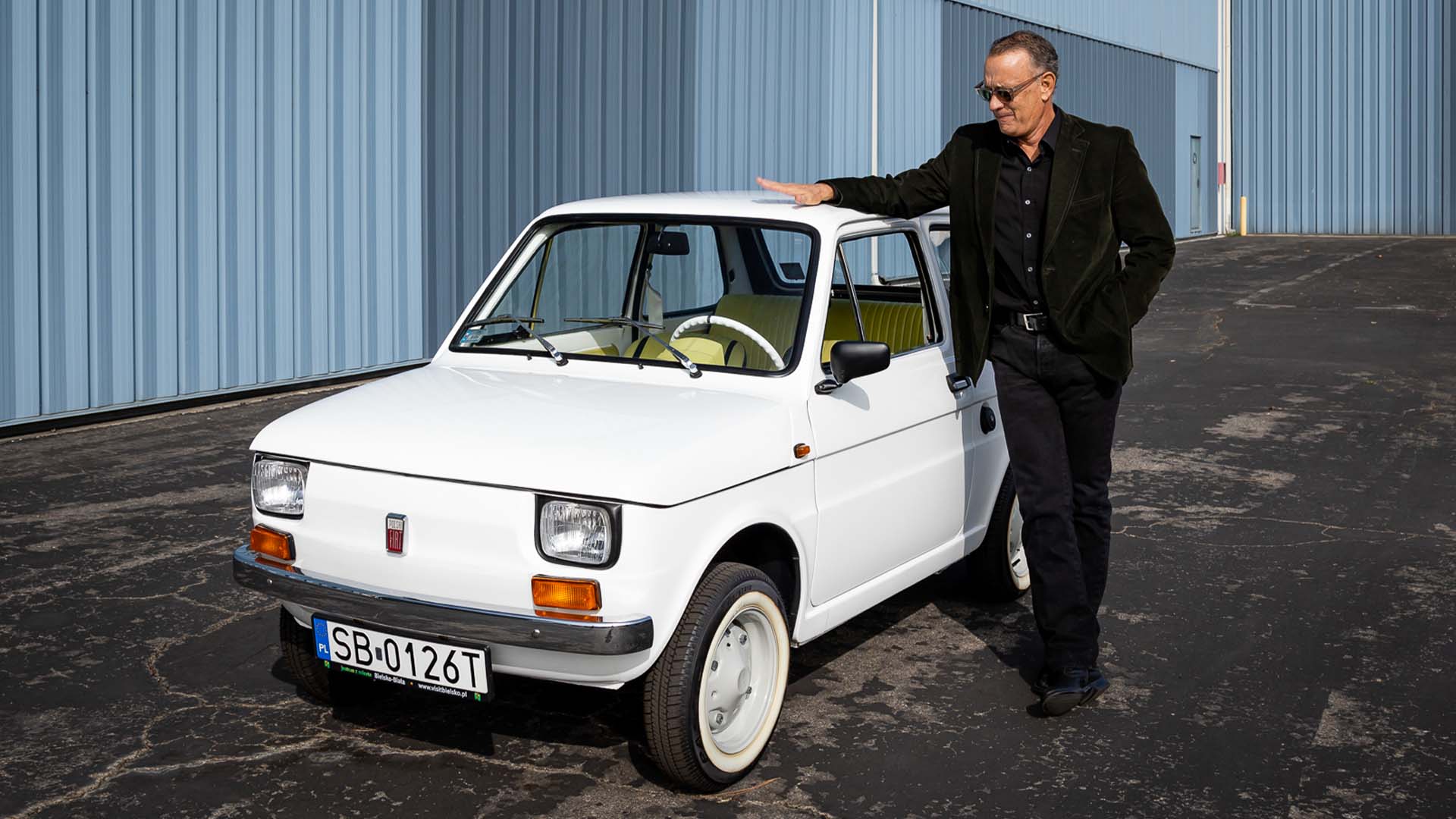 1974 Fiat przedstawia polskie miasto Tomowi Hanksowi.  Teraz rejestruje go na cele charytatywne