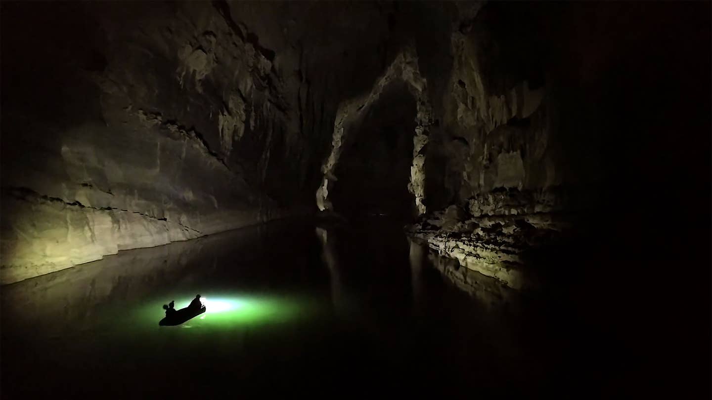 Video Drone Goes Inside Tham Khoun Xe River Cave