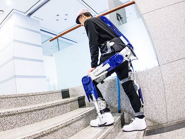 051616-hyundai-exoskeleton-art-1.jpg