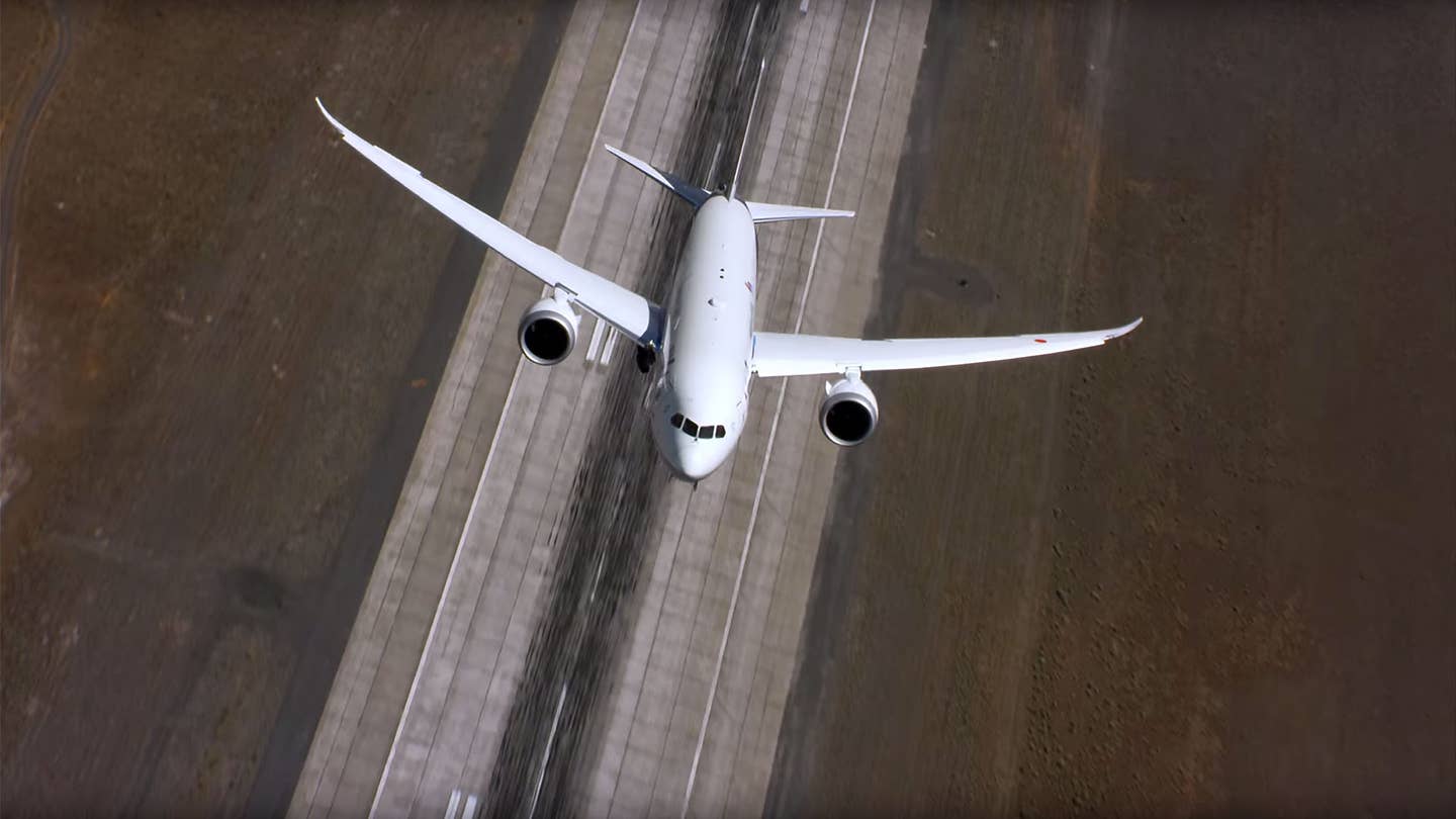 Watch the Boeing 787 Dreamliner Swoop and Soar Like a Fighter Jet