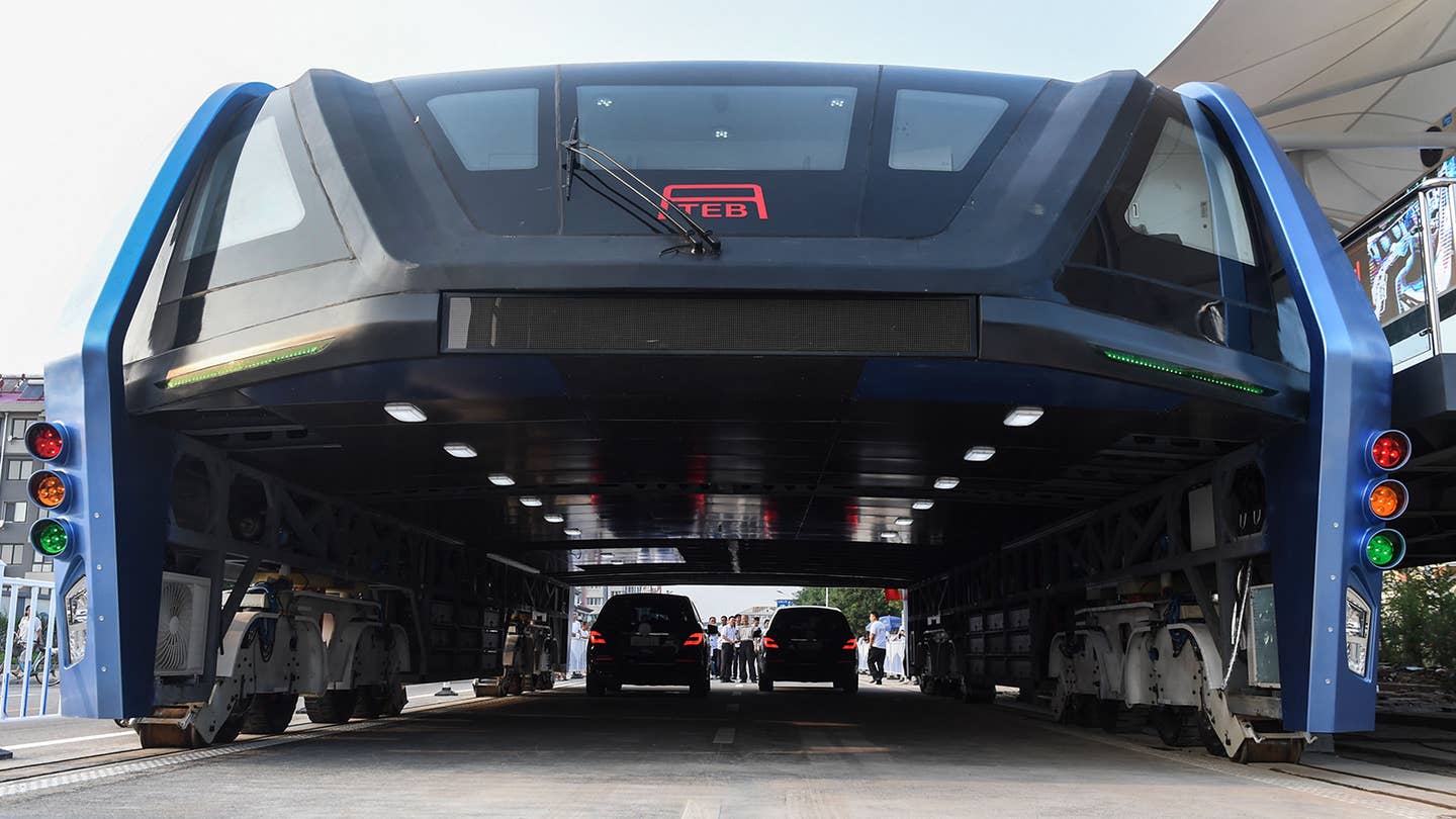 China&#8217;s Road-Straddling Super-Bus Is Up and Running
