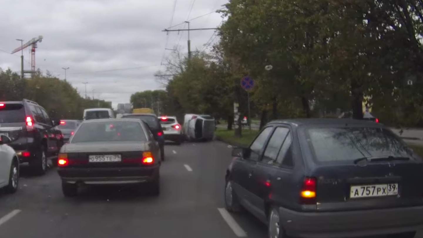 Impatient Russian Hatchback Tries to Pass, Immediately Pays for It