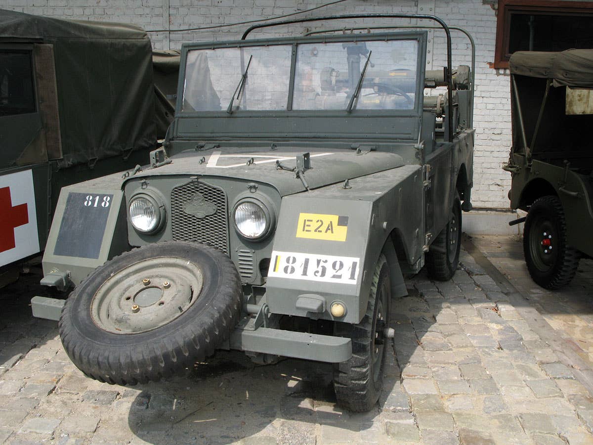 history-military-vehicles-land-rover-series-art.jpg