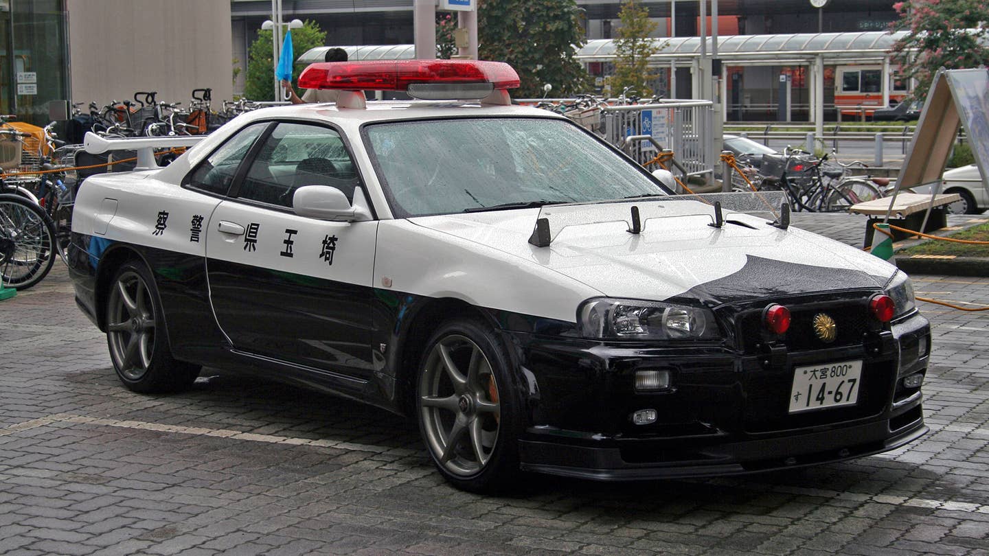 Nissan Skyline GT-R R34 Police Car Caught in Action in Japan