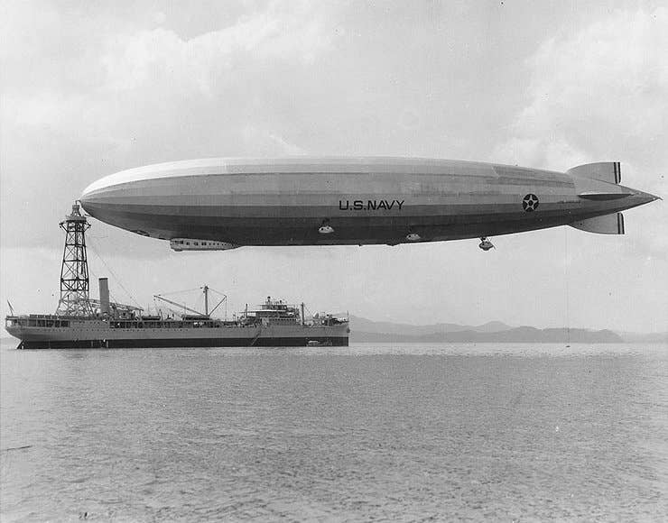 USS&nbsp;<em>Los Angeles</em>&nbsp;(ZR-3) moored to the airship tender USS&nbsp;<em>Patoka</em>&nbsp;(AO-9), off Panama, around February 1931. <em>U.S. Naval Historical Center&nbsp;</em><br>