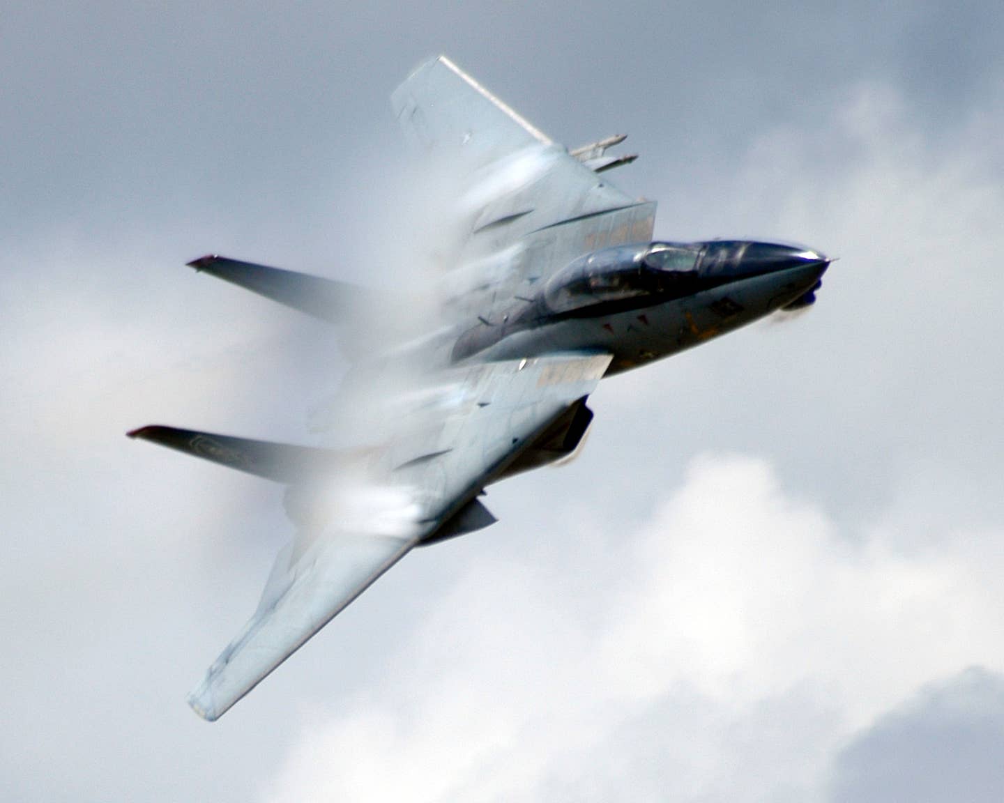 An F-14D during a high-speed flyby at an airshow. Credit: USN.