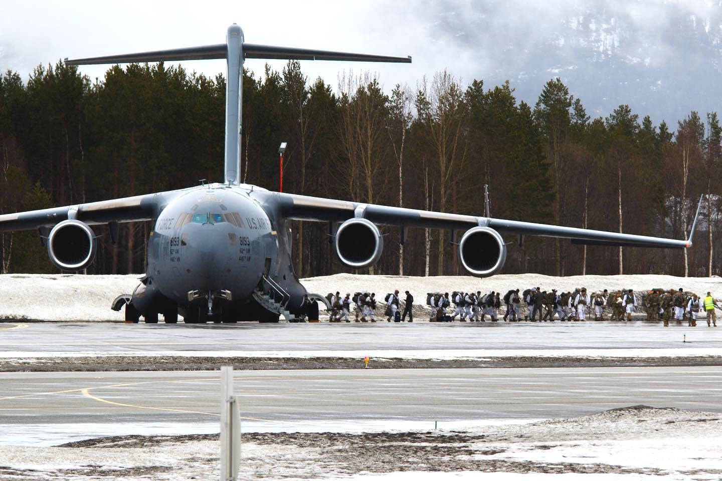 Paratroopers from the US Army's 4th Brigade Combat Team (Airborne), 25th Infantry Division disembark from a US Air Force C-17A at Bardufoss Air Station. <em>Forsvaret</em>