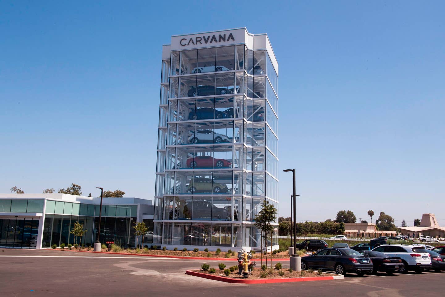 An eight story car vending machine, operated by the online used car dealer Carvana, that dispenses purchased cars to customers is seen in Huntington Beach, California on August 16, 2019. - The fully automated, special coin-operated Car Vending Machine holds up to 30 vehicles and the company says it offers a novel pick-up experience for cars purchased on their website. (Photo by Mark RALSTON / AFP)        (Photo credit should read MARK RALSTON/AFP via Getty Images)