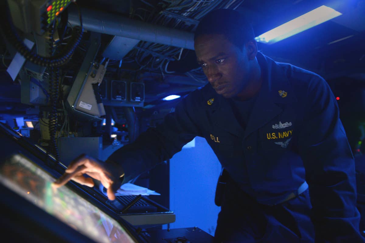 A Navy sailor operates the Voyage Management System (VMS) on the amphibious warfare ship USS <em>San Antonio</em>. <em>USN/Mass Communication Specialist 2nd Class Terah L. Mollise</em>
