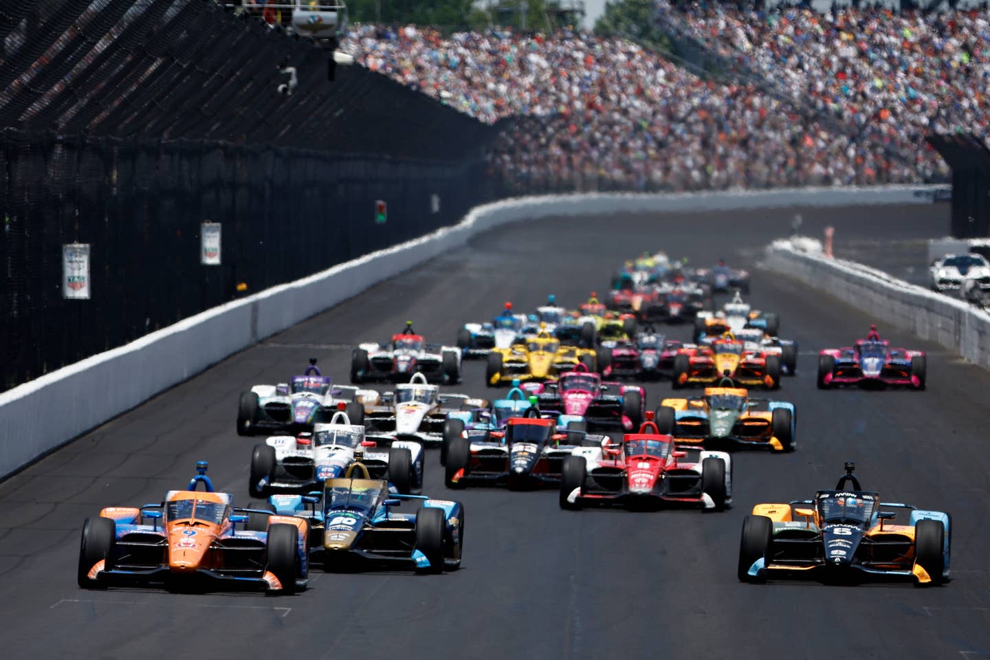 INDIANAPOLIS, INDIANA - MAY 29: Scott Dixon, driver of the #9 PNC Bank Chip Ganassi Racing Honda,  leads the field during the 106th running of the Indianapolis 500 at Indianapolis Motor Speedway on May 29, 2022 in Indianapolis, Indiana. (Photo by Chris Graythen/Getty Images)