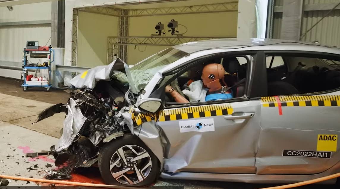 The Mexican market Hyundai Grand i10 shows serious damage after the crash, demonstrating significant risk of injury to the passengers.