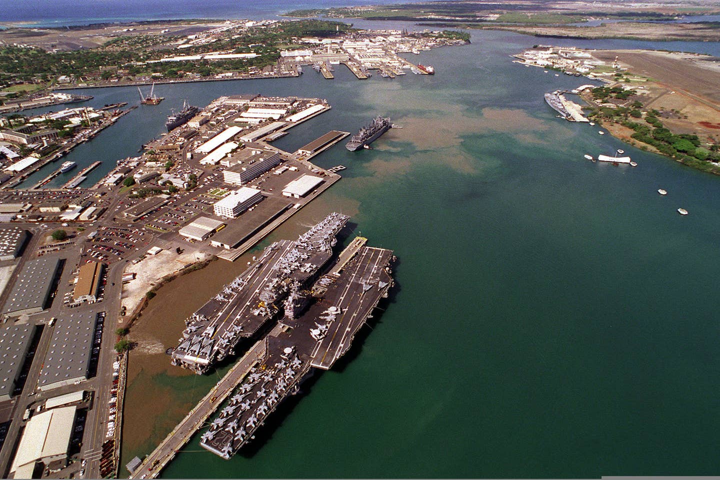 The aircraft carriers USS Kitty Hawk (CV-63), left, and USS <em>Independence</em> (CV-62), right, tied up at the same dock at Naval Station Pearl Harbor during exercise RIMPAC in 1998. <em>Kitty Hawk</em>&nbsp;was in the process of replacing&nbsp;<em>Independence</em>&nbsp;as the forward-deployed carrier in Japan. <em>U.S. Navy</em>