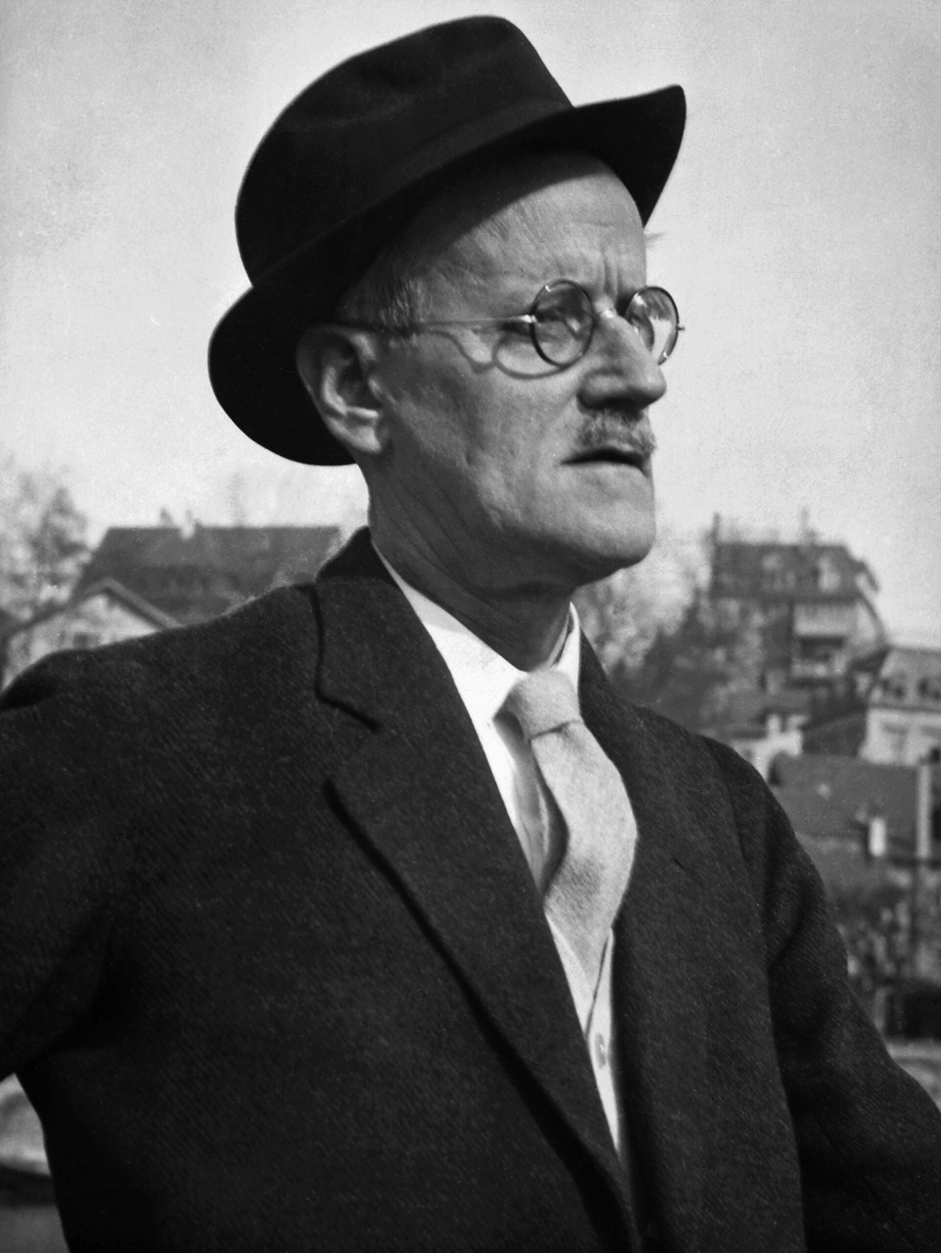 James Joyce (1882-1941) the Irish writer. His work includes, Dubliners (1914), Portrait of an Artist as a Young Man (1914) and Ulysses (1922). His contribution to the development of Twentieth Century literature was immense, particularly in terms of structure and style, with the 'stream of conciousness' technique. ca. 1938. (Photo by © Hulton-Deutsch Collection/CORBIS/Corbis via Getty Images)
