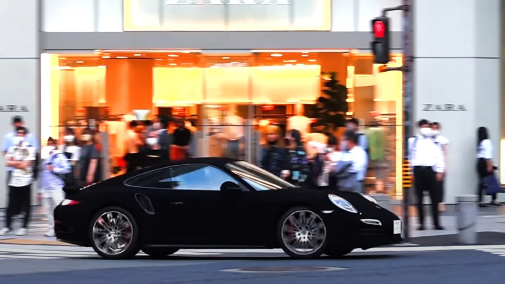This specially painted Porsche 911 is a rolling black hole for light