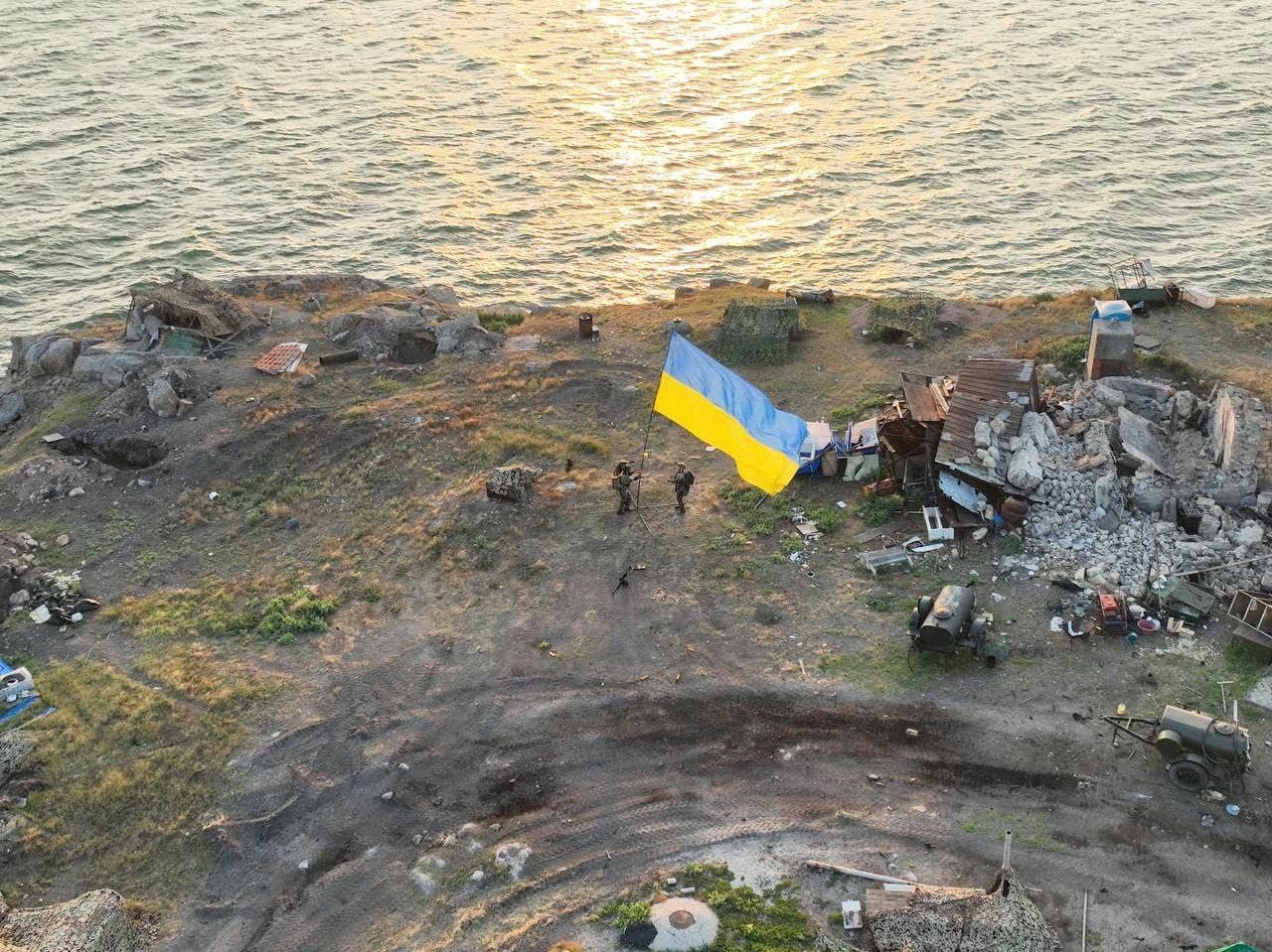 Ukrainian special operations forces raising their national flag on Snake Island. (Ukrainian General Staff photo.)