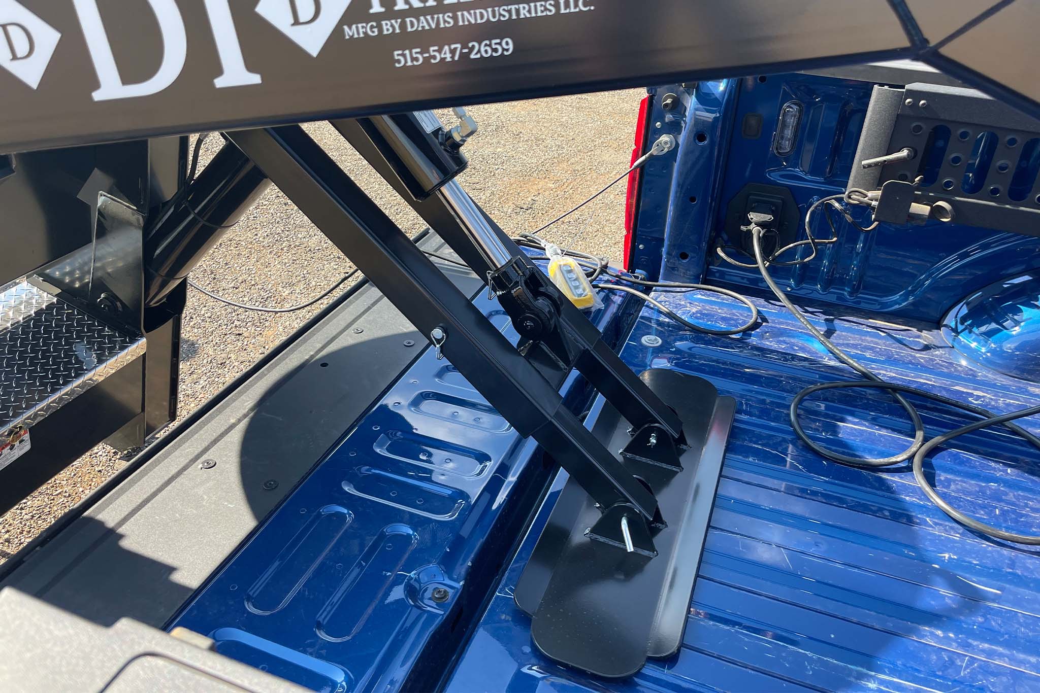 This Detachable Gooseneck Trailer Looks Wild, But It Works
