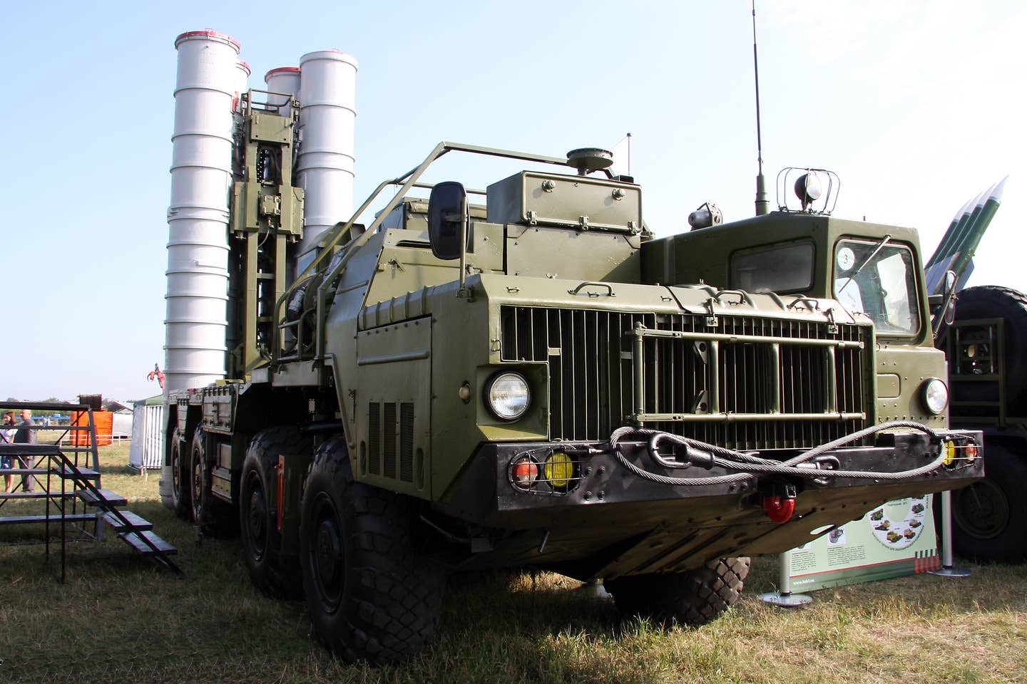 A self-propelled 5P85SE2 launch vehicle from an S-300PMU-2 system is displayed at the MAKS International Aviation and Space Show in 2009. <em>Vitaly V. Kuzmin</em>