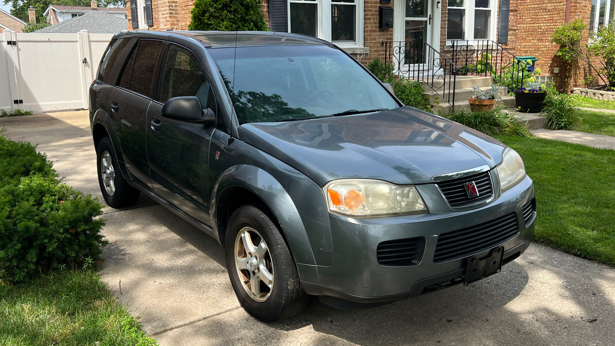A 2006 Saturn Vue parked in a driveway.