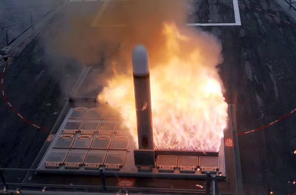 A Tomahawk missile being launched from the Mark 41 Vertical Launching System aboard the U.S. Navy's <em>Arleigh Burke</em> class destroyer USS <em>Farragut</em>, notice the flip-up flame exhaust trench. <em>US Navy</em>