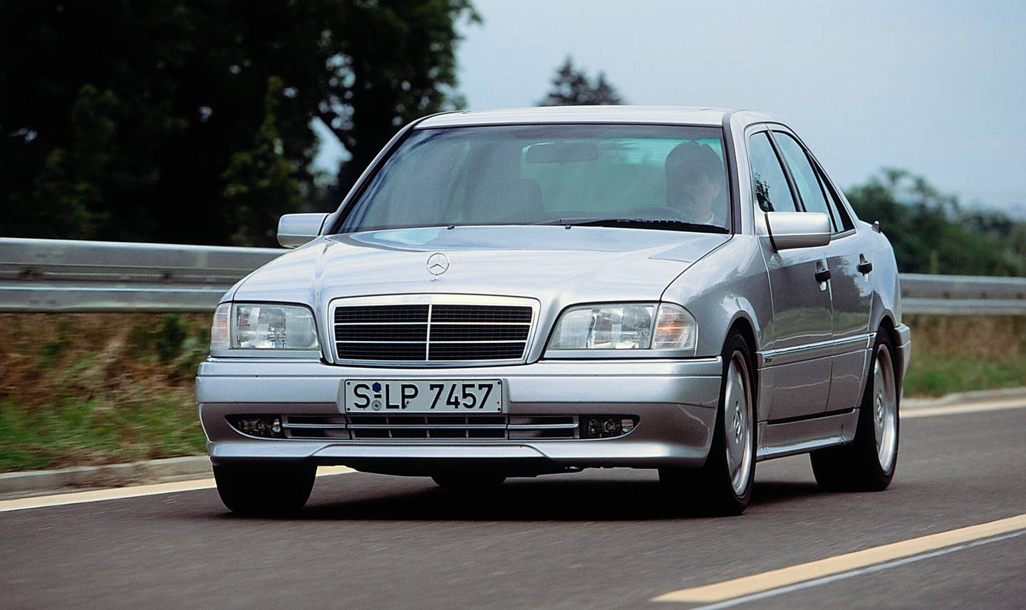 Mercedes-Benz C 36 AMG from model series 202, production period 1993 to 1997. Exterior, driving shot from rear left. Photo from 1993.