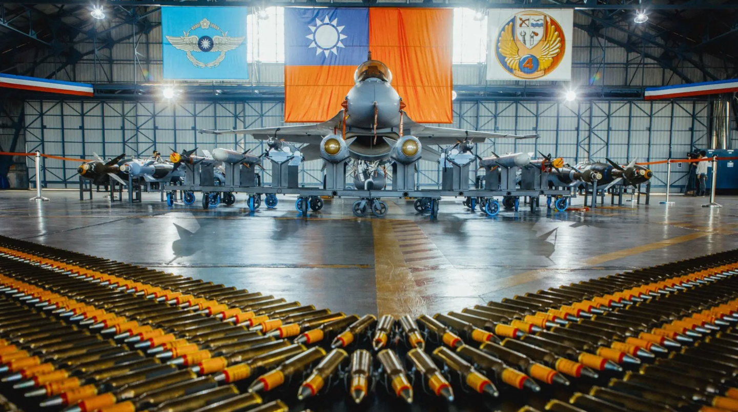 A ROC Air Force F-16 is displayed with some of its weapons options at Chiayi Air Base.&nbsp;<em>YOUTH DAILY NEWS</em>