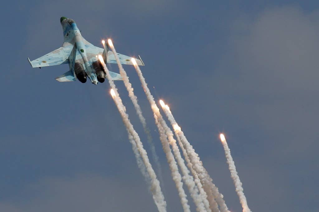 A Ukrainian Air Force Su-27UB dispenses infrared flares. <em>Dmitry Pichugin/Wikipedia Commons</em>