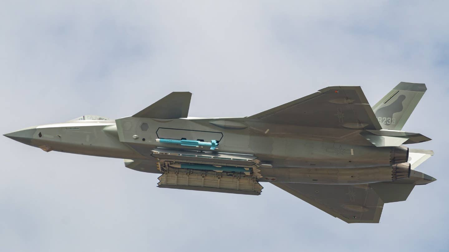 A J-20 shows off its air-to-air armament during an airshow display. The PL-10s are shown deployed on the outside of the side weapons bays, <a href="http://aviationintel.com/chinese-air-combat-update-wacky-rails-terminator-flankers/">a unique feature</a> of the jet.&nbsp;<em>via wb/菜鸟耶夫斯基</em>
