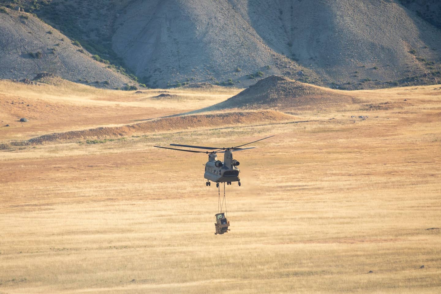 Chinook helicopter airlifts front-loader out of Yellowstone National Park