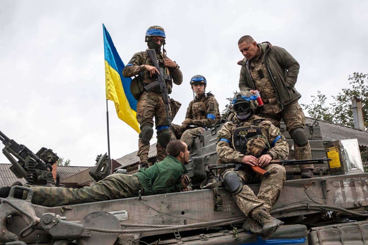 A Russian soldier, taken prisoner, on a tank with Ukrainian soldiers after the city was recaptured from Russian forces on September 11, 2022 in Izyum, Ukraine. (Photo Laurent Van der Stockt for Le Monde/Getty Images)