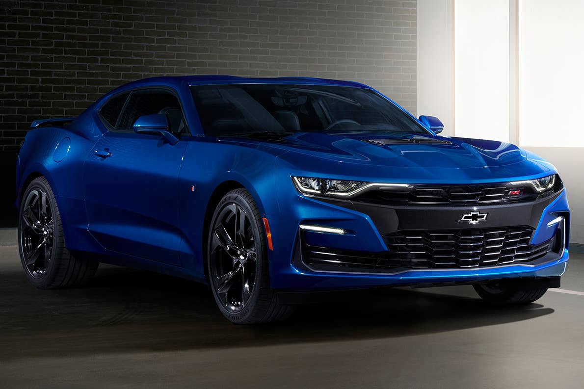 2019 Camaro SS front fascia features a “flowtie” open bowtie grille emblem and aero-enhancing air curtains, plus specific headlamps with new LED signature and extractor-style hood.
