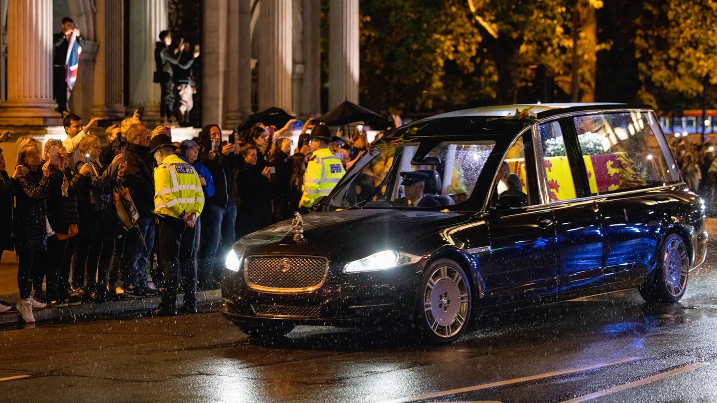LONDON, UNITED KINGDOM - 2022/09/13: The state hearse of Queen Elizabeth II passes through the crowds at Marble Arch in the rain. The state hearse of Queen Elizabeth II arrived from Edinburgh to London this evening at Northolt and drove through Central London, including Marble Arch to Buckingham Palace. The coffin of Her Majesty will move from Buckingham Palace to Palace of Westminister tomorrow for lying in state until next Monday morning. (Photo by Hesther Ng/SOPA Images/LightRocket via Getty Images)