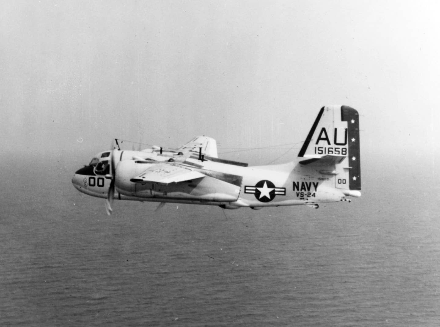 An S-2E&nbsp;Tracker&nbsp;of VS-24 in flight, in around 1970. The squadron was assigned to <a href="https://www.seaforces.org/usnair/CVW/CVSG-56.htm">CVSG-56</a> aboard the USS <em>Intrepid</em> (CVS-11). This particular aircraft was later transferred to Taiwan. <em>USN</em>