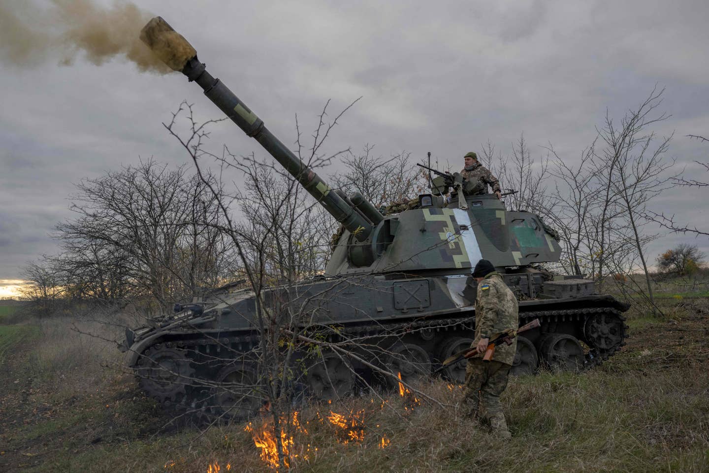 Ukrainian artillery unit members fire toward Kherson. (Photo by BULENT KILIC/AFP via Getty Images)