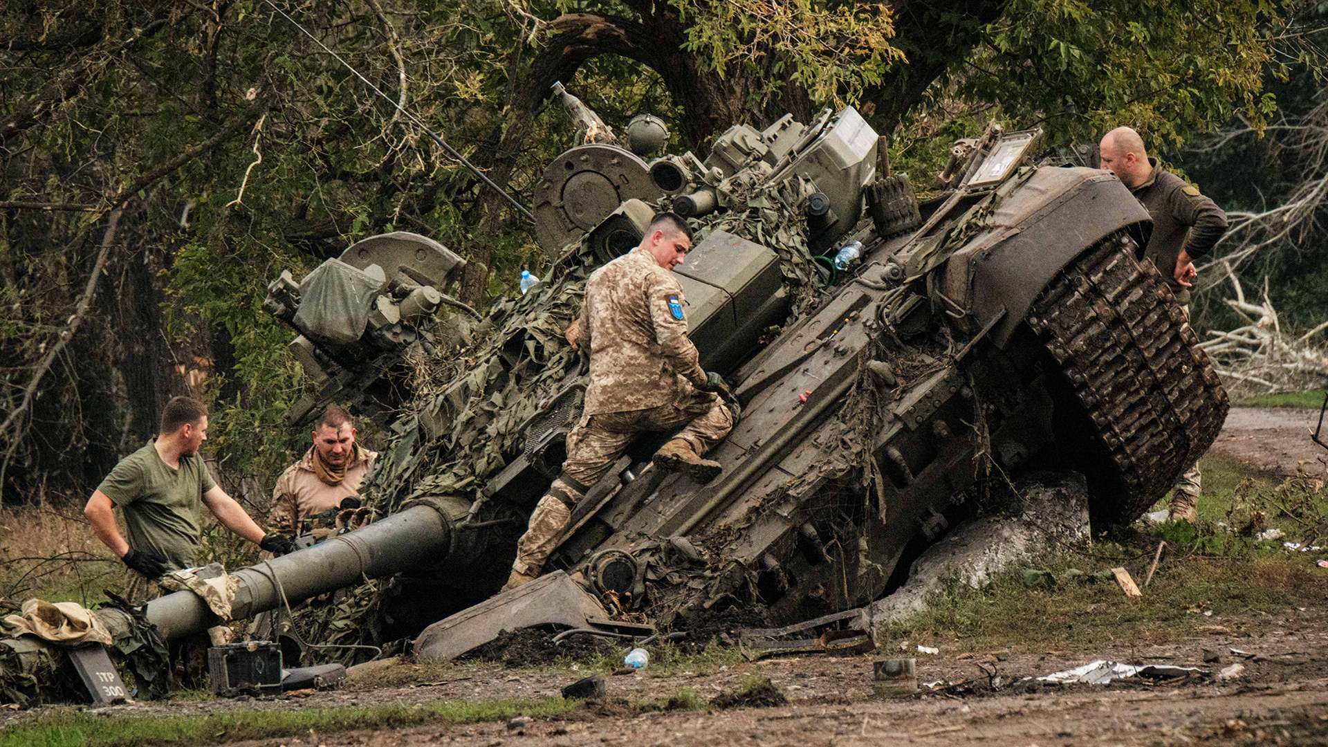 As Russian Troops Flee Lyman, Ukrainians Rejoice—and Help Themselves to  Russian Supplies - WSJ