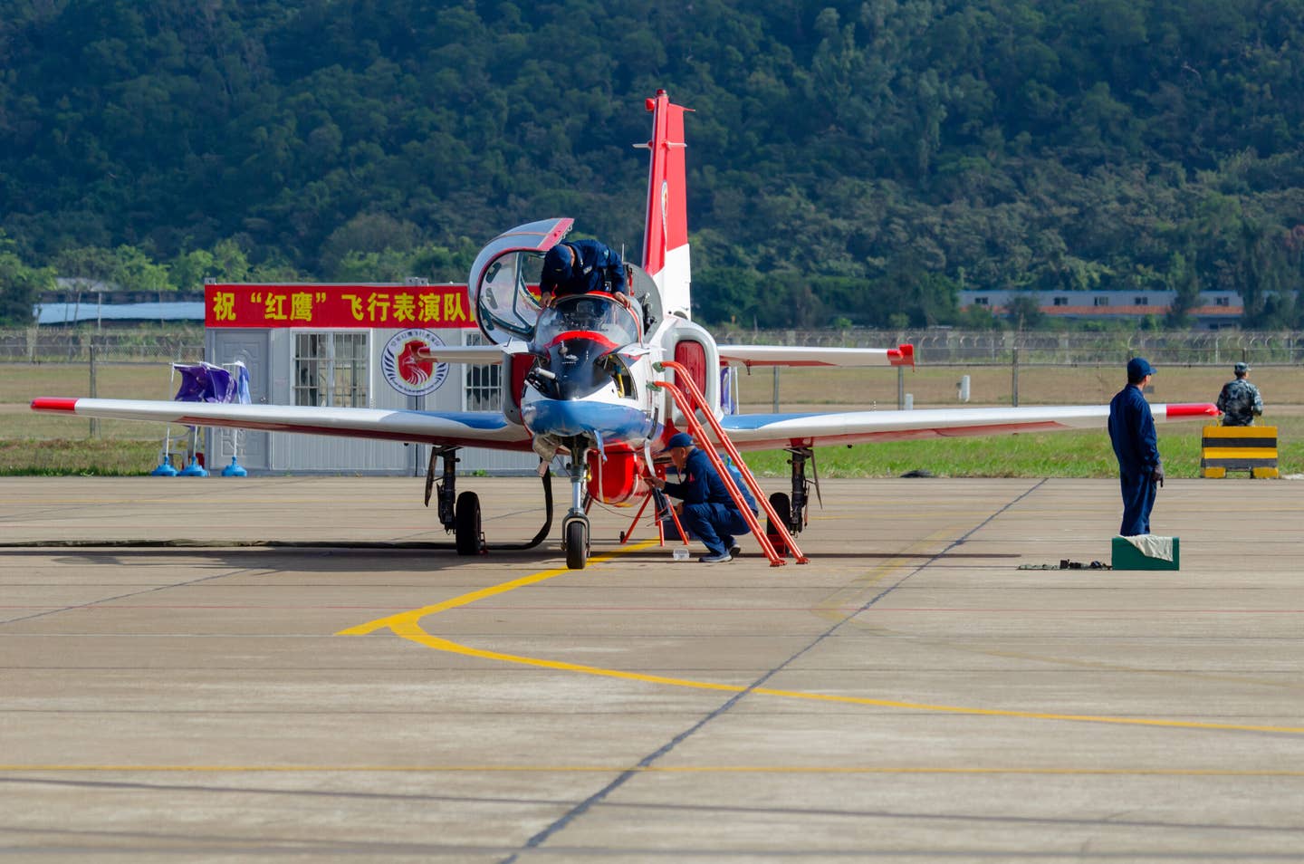 Hongdu K-8 (JL-8) from the PLAAF Red Falcon display team. <em>乘号同学/Wikimedia Commons</em>