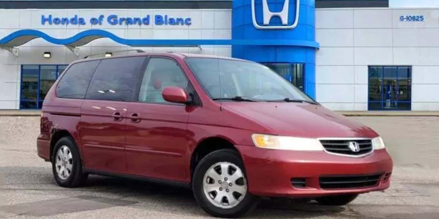 Buy This 2002 Honda Odyssey With 500K Miles for $1,900