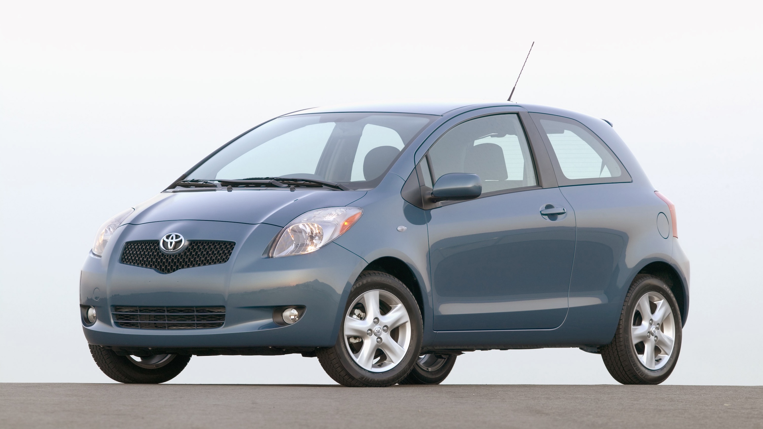 Aangepaste Monopoly Zonnebrand 2007 Toyota Yaris Review: An Awful Road Trip Car Because of One Small Detail