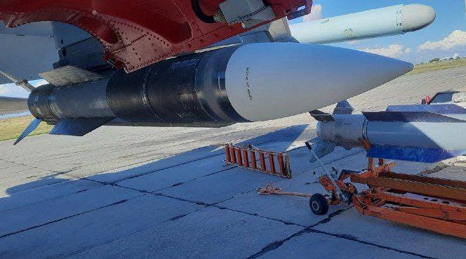 The 124-mile-range R-37M air-to-air missile under the wing of a Su-35S. <em>Fighterbomber Telegram channel</em>