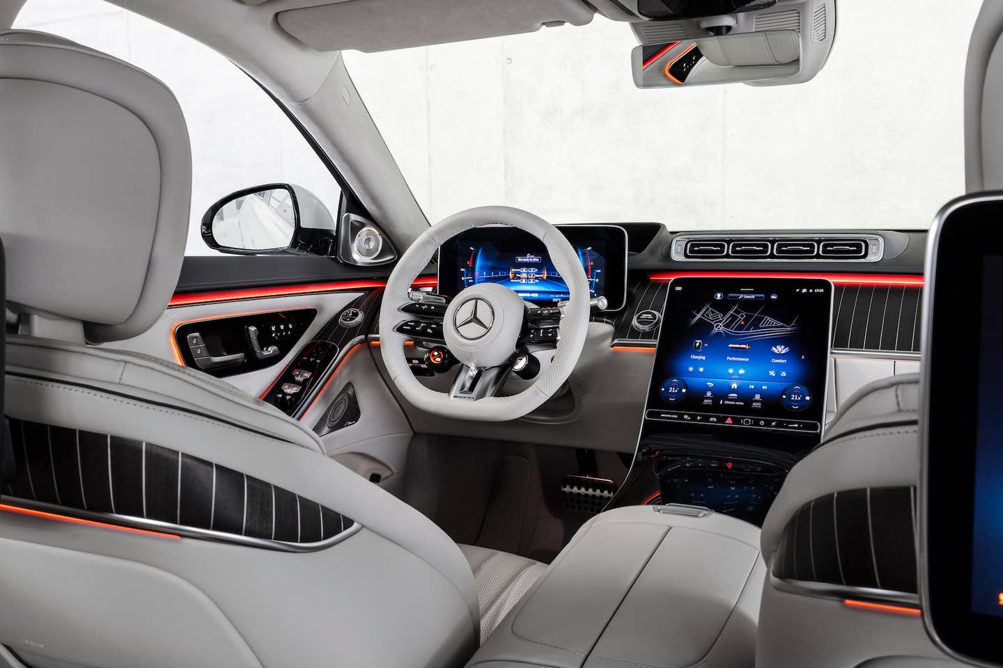 Der neue Mercedes-AMG S 63 E PERFORMANCE (Angaben WLTP | Kraftstoffverbrauch gewichtet, kombiniert: 4,4 l/100 km, CO2-Emissionen gewichtet, kombiniert: 100 g/km, Stromverbrauch gewichtet, kombiniert: 21,4 kWh/100 km); Exterieur: MANUFAKTUR kaschmirweiß magno; Interieur: Leder Exklusiv Nappa AMG macchiatobeige / magmagrau  
//
The new Mercedes-AMG S 63 E PERFORMANCE (Data WLTP | weighted, combined fuel consumption: 4.4 l/100 km; weighted, combined CO2 emissions: 100 g/km; weighted, combined power consumption: 21.4 kWh/100 km); exterior: MANUFAKTUR cashmere white magno; interior: AMG Exclusive nappa leather macchiato beige / magma grey