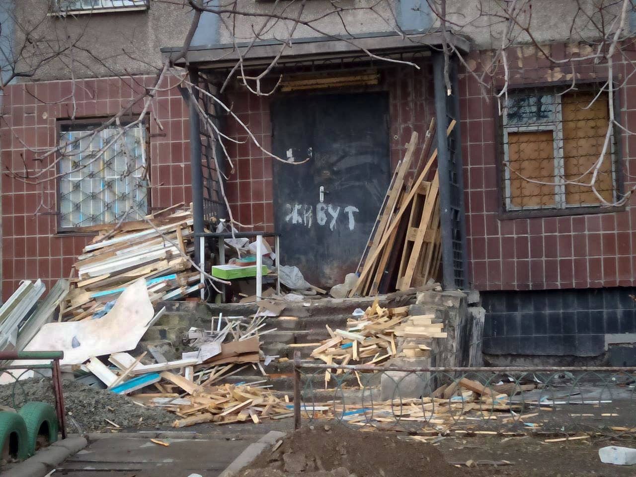 Current damage in Mariupol. (Petro Andryushchenko photo.)
