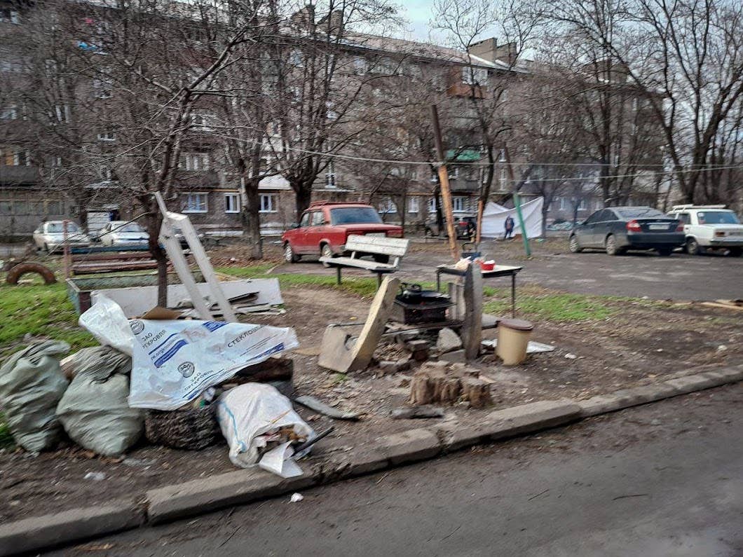 Residents of Mariupol still have to cook outdoors, according to Petro Andryushchenko, an advisor to the mayor of Mariupol. (Petro Andryushchenko photo.)