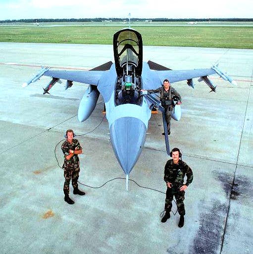 Then Lt. Col. Gary North, SSgt. Roy Murray (crew chief), and SA Steven Ely (assistant crew chief) pose in 1993 with F-16D "MiG-Killer" in which Lt. Col. North was flying when he shot down an Iraqi MiG-25 on December 27, 1992. <em>USAF photo by A1C Robert Trubi</em>