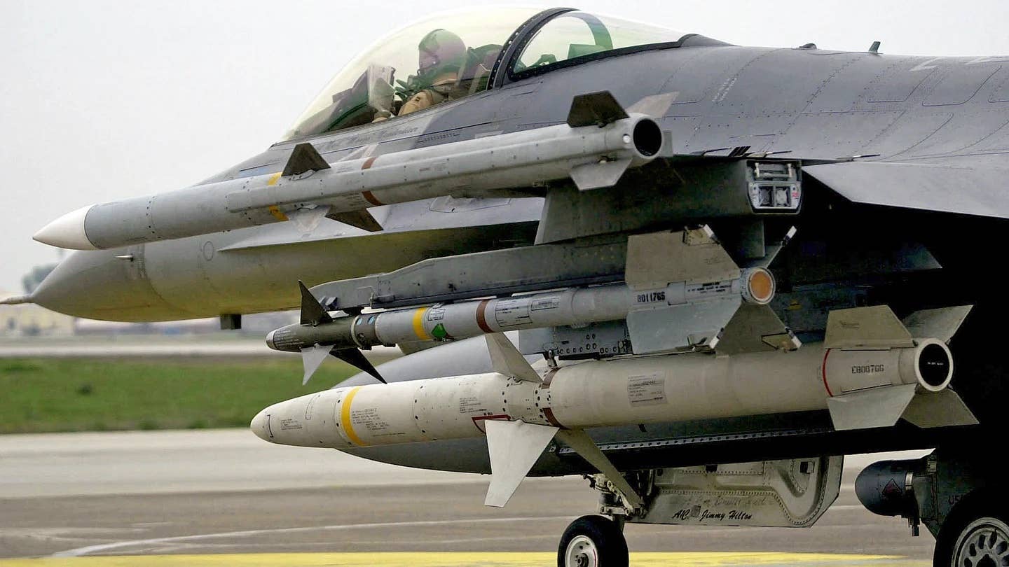 A loaded-down F-16C taxis with an AIM-120 on its tip rail, along with AIM-9M Sidewinder and an AGM-88 High-Speed Anti-Radiation Missile. <em>USAF photo</em>
