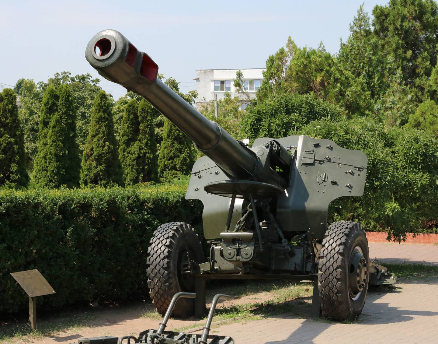An M1955 D-20 towed howitzer. <em>Credit: George Chernilevsky/Wikimedia Commons</em>