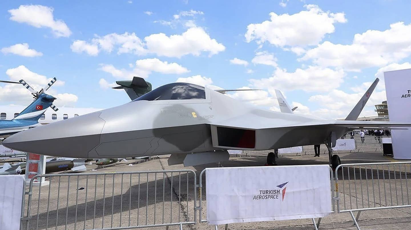 A mock-up TUSAS unveiled of the TF-X in 2019, which lacked any representation of the IRST and EOTS enclosures. <em>TUSAS</em>