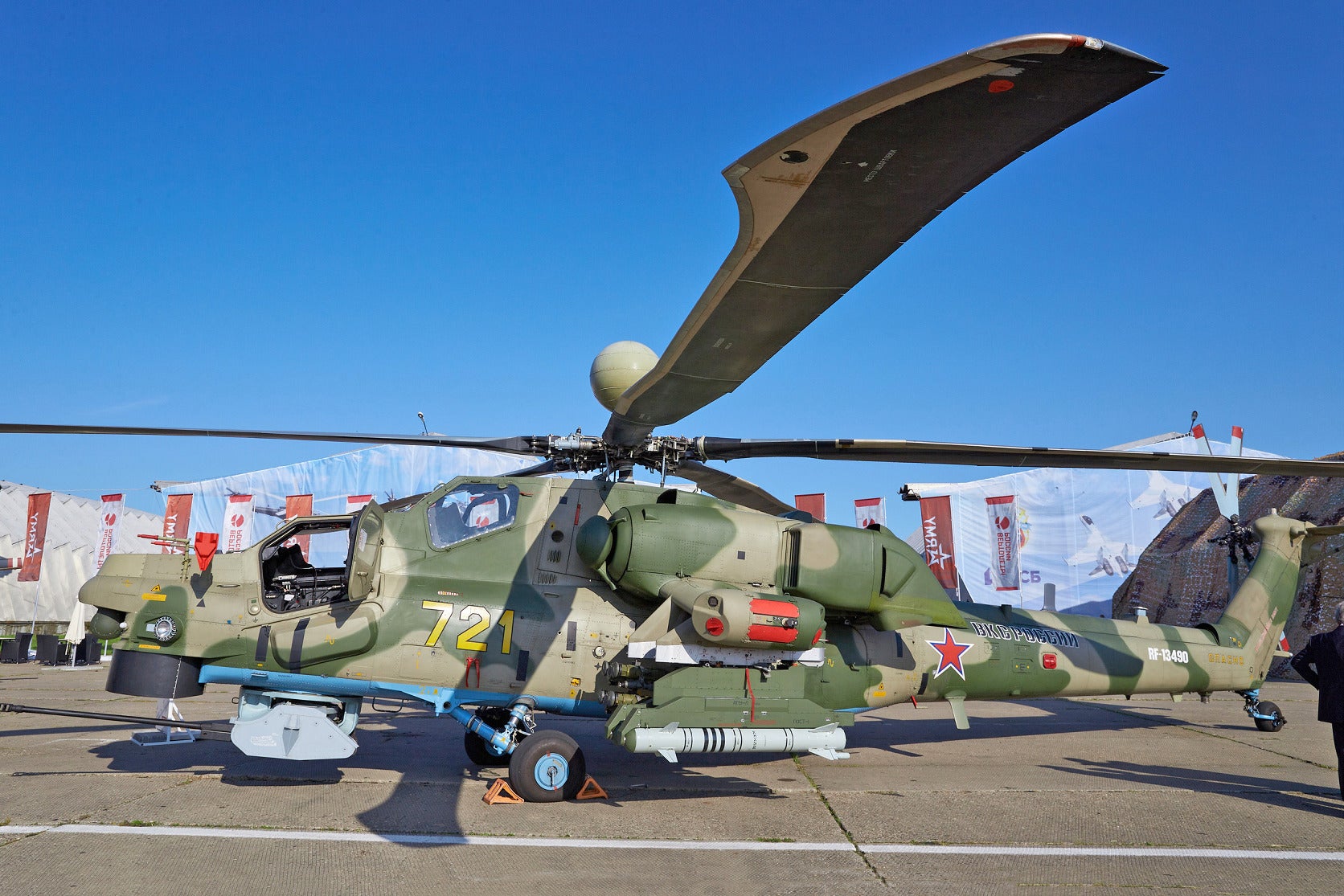 11-Mi-28NM-with-LMUR-305E-missile-at-Armiya-2021cRussian-Defence-Ministry.jpg