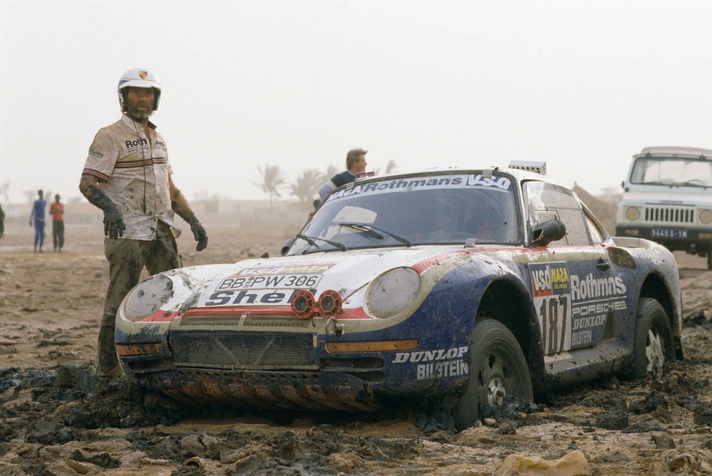 Concurent auto du rallye Paris-Dakar Roland Kussmaul sur la Porsche 187 lors de l'étape entre Boutilimit (Mauritanie) et Saint-Louis, le 20 janvier 1986, Sénégal. (Photo by Jean GUICHARD/Gamma-Rapho via Getty Images)