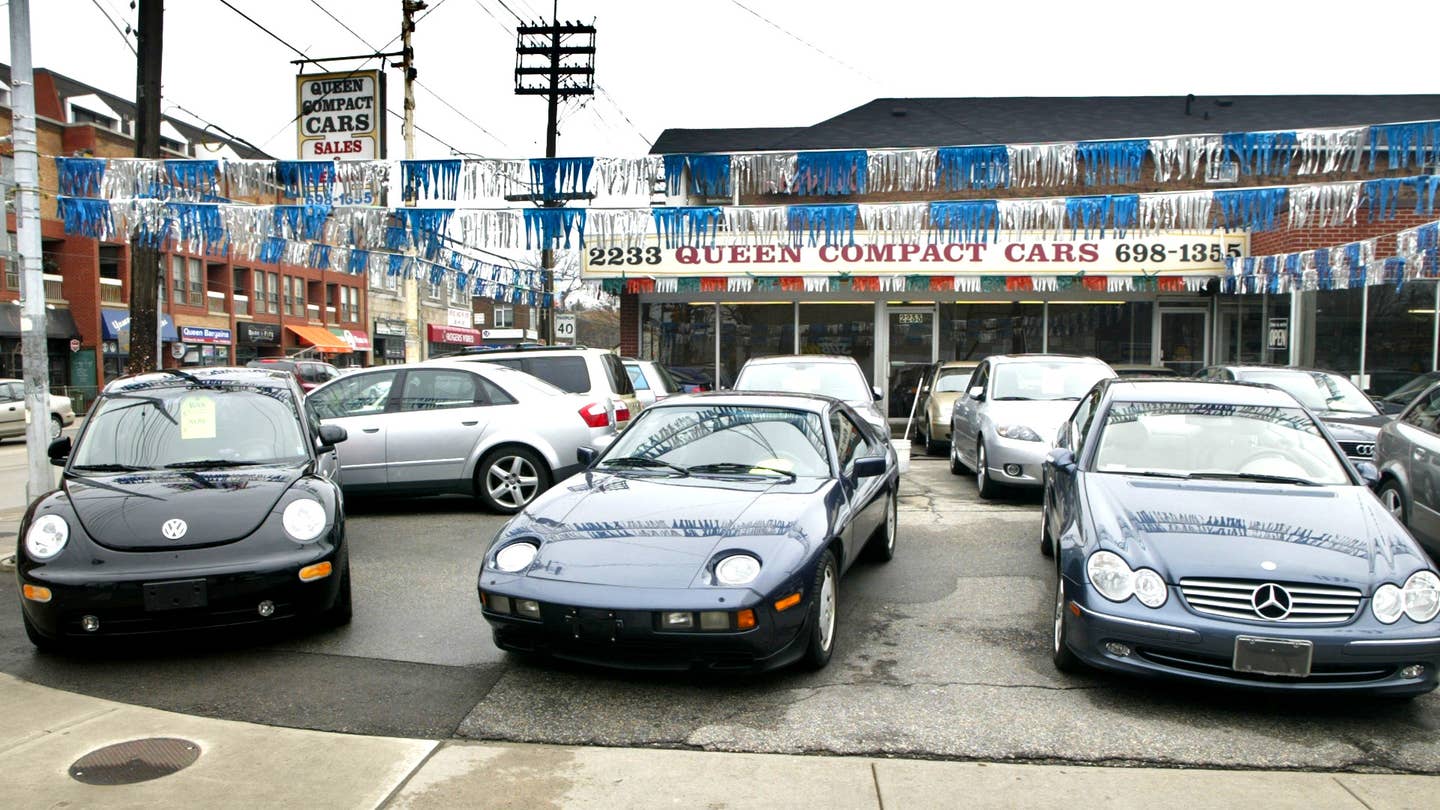 (GERMANY OUT) Canada - Toronto: used-car dealer is selling German cars Volkswagen, Porsche, Mercedes (Photo by wolterfoto/ullstein bild via Getty Images)
