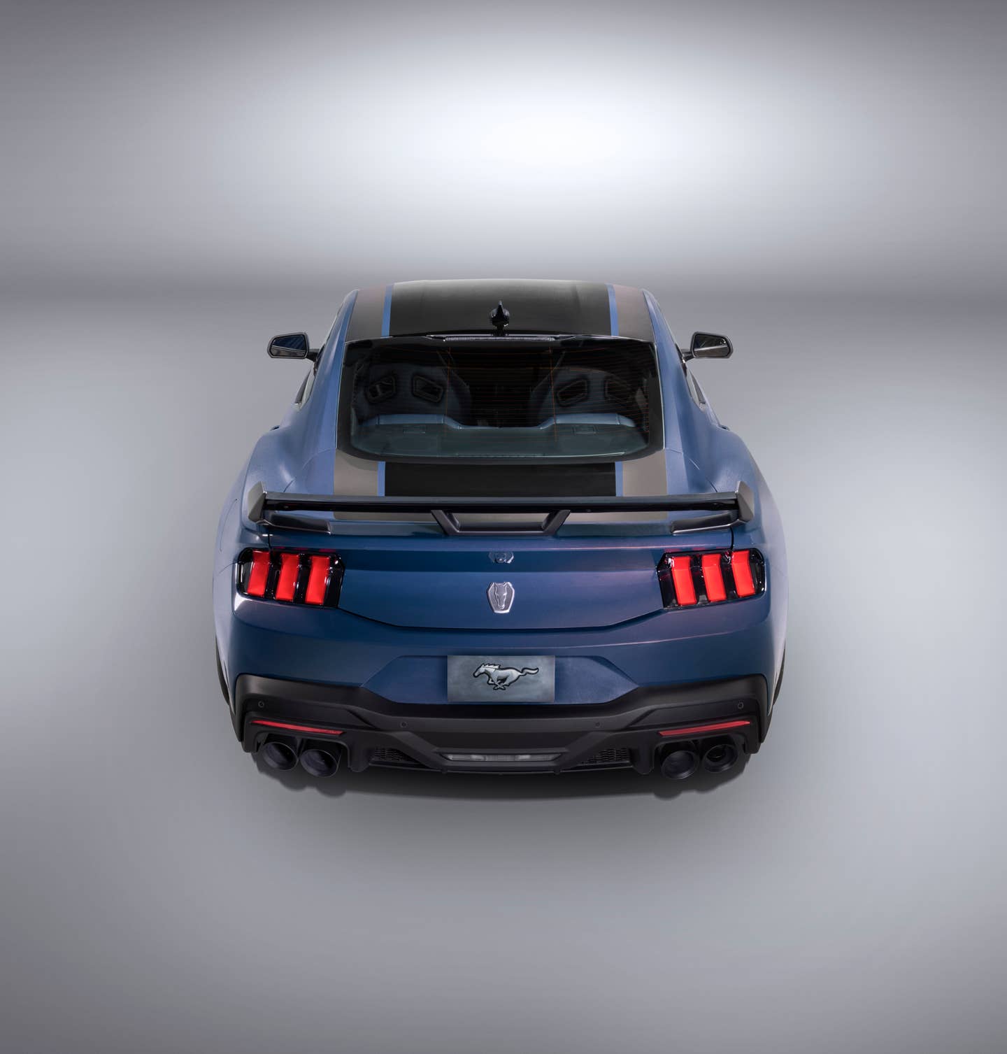 Underscoring the shadowy, muscular physique of the Mustang Dark Horse, available hand-painted graphics create a cohesive visual language throughout the vehicle and artfully accentuate its performance.