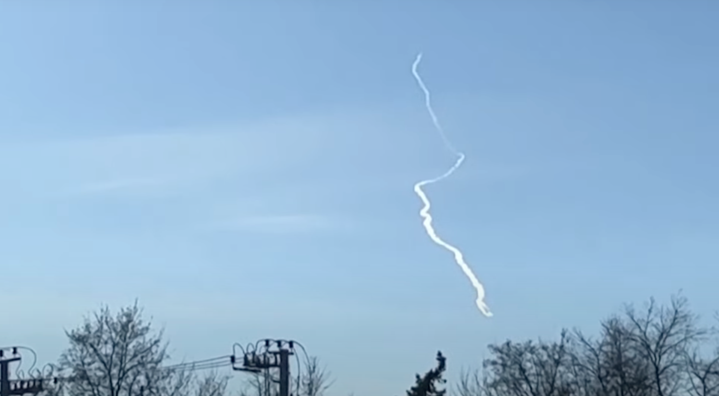 A contrail that appears to have been left by unspecified Ukrainian air defense munition used to shoot down a balloon in the Kyiv area today. (Ukrainian TV screencap)